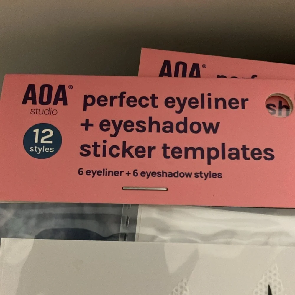 Bundle of 4 eyeliner and eyeshadow sticker templates.